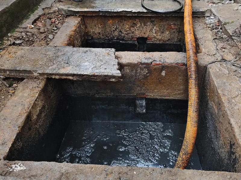 挹江门清理化粪池